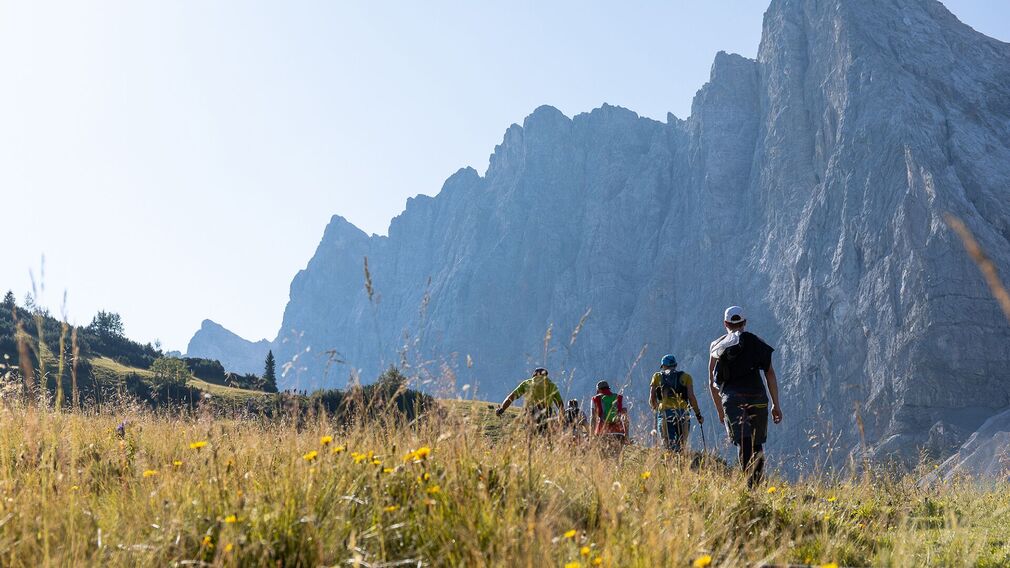 vorbei an den Laliderer Wänden