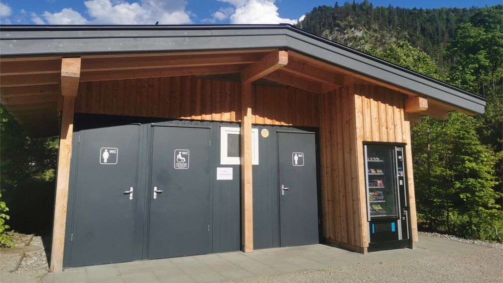 2 food trucks are located at the Achenseehof bathing beach opposite the shipping pier