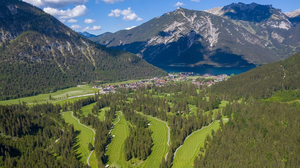 The Achensee Golf Club in Pertisau is surrounded by beautiful woodland.
