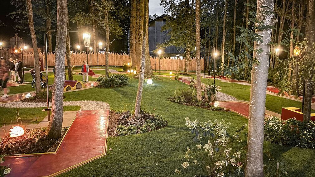 auf den 14 Bahnen unter den alten hohen Bäumen ist das Minigolfspielen ein Genuss