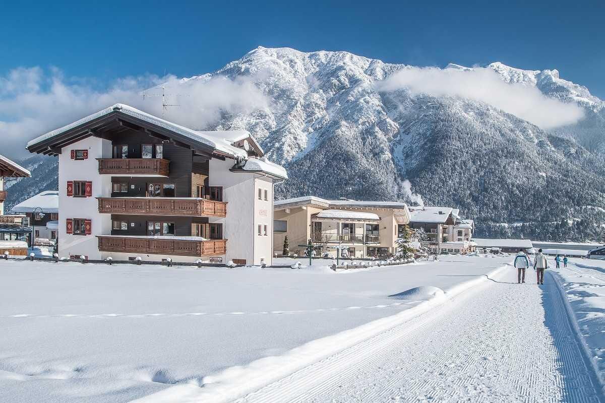 Winterwanderweg und Loipe liegen nebenan