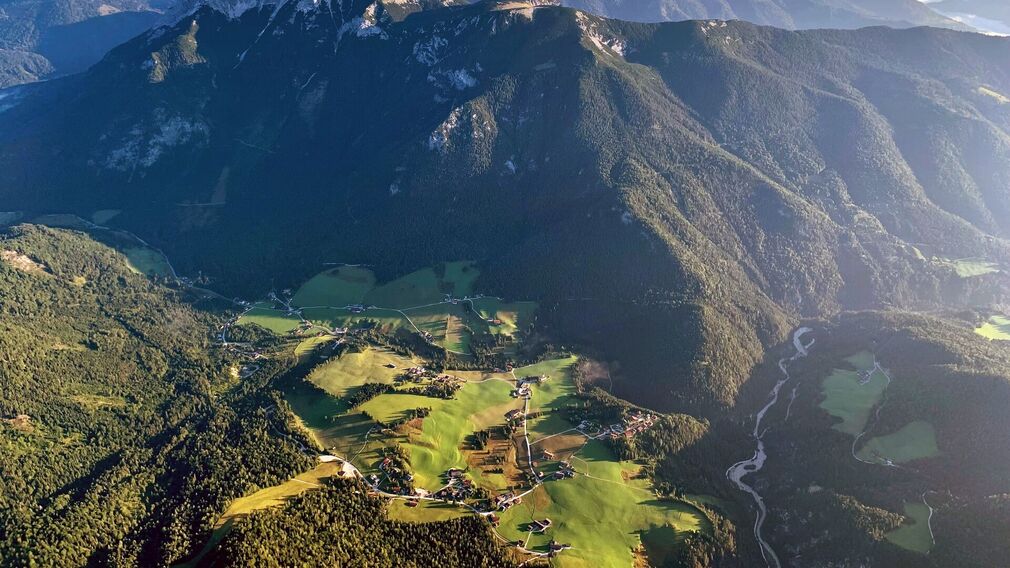 Kraftplatz mit Blick zum dreifachen Wassserfall
