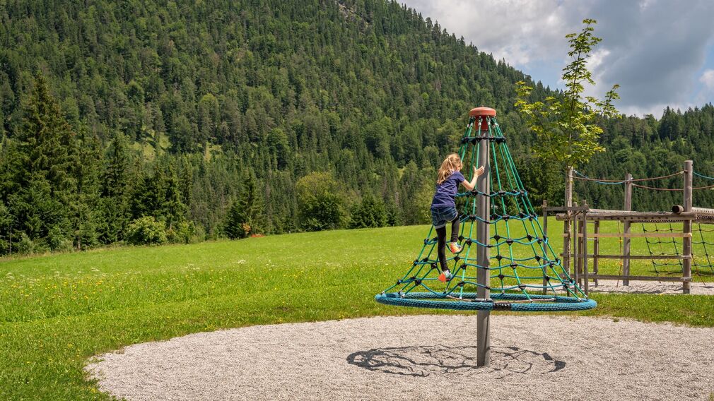 der Spielplatz in Steinberg befindet sich direkt neben der Pfarrkirche und dem Gemeindeamt
