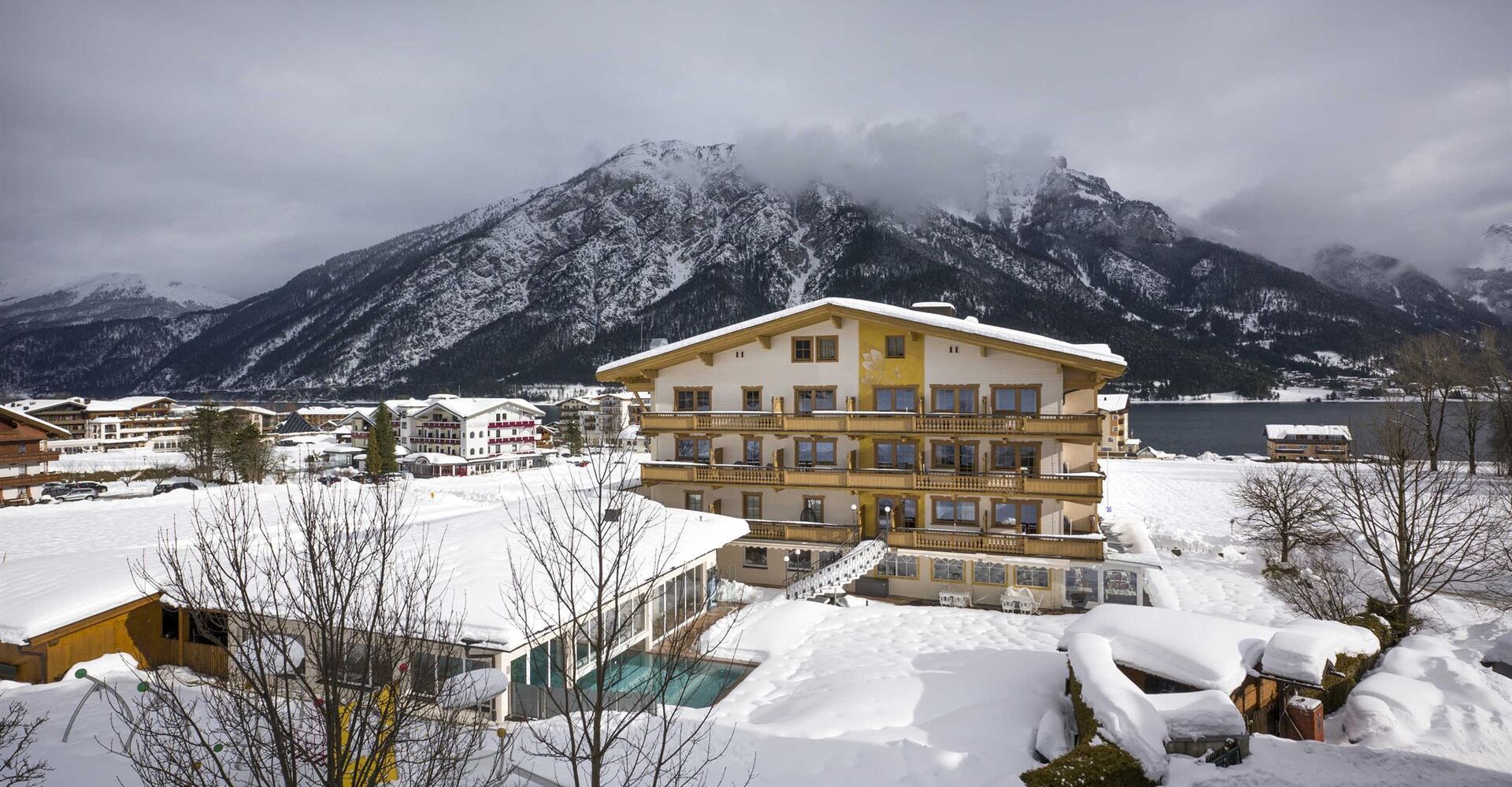 Winter Außenansicht mit Pool