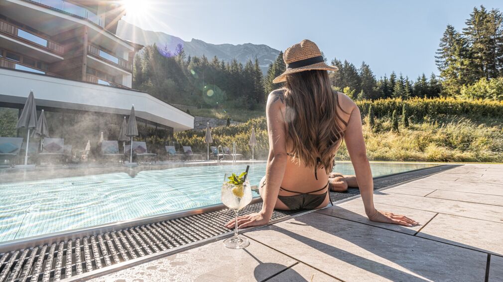 Panorama Außenpool mit Aussicht