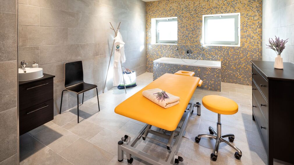 Relax in the Finnish sauna, 85° C to 90° C