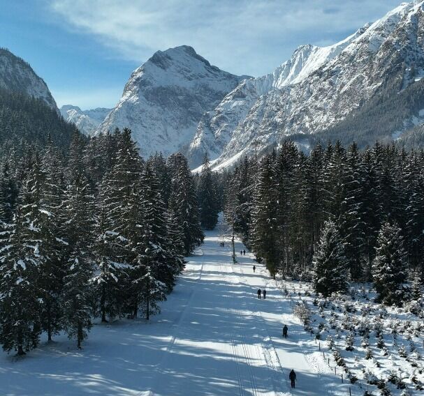 Snowshoe hiking tour in the direction of the Gramai Alm - shortly after the Falzthurnalm