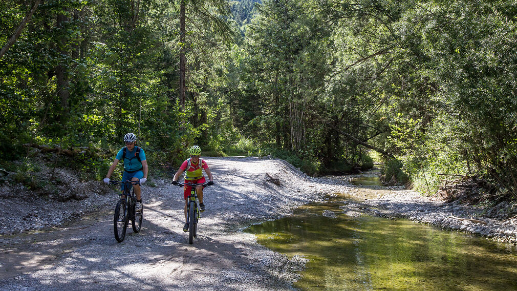 zwei Mountainbiker - unterwegs auf der Rotwandalm in Richtung Bächental und Sylvensteinstausee