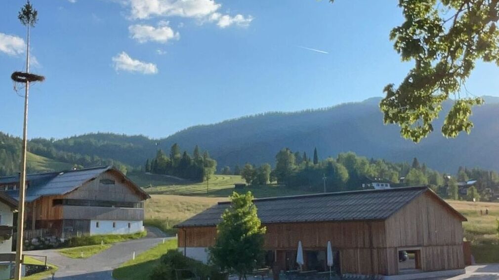 Blick zur Kirche aus der Dorfhaus Gaststube
