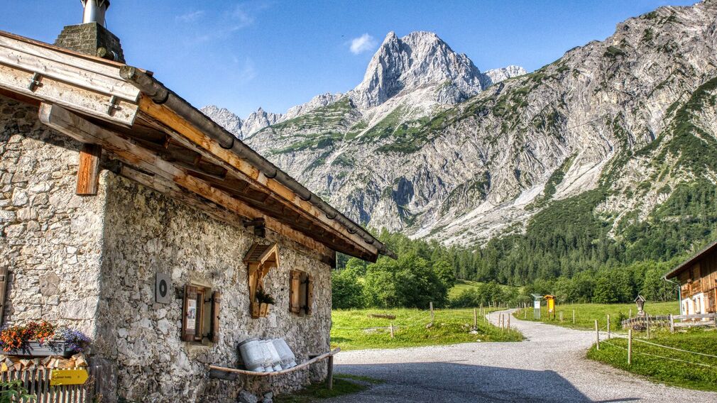 Blick von der Kasalm (bei der Gramai Alm) zur 2.508 Meter hohen markanten Lamsenspitze