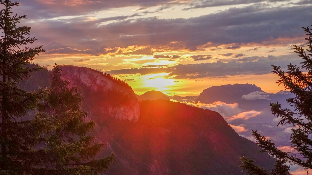 Sonnenaufgang - am Weg zur Astenau Alpe