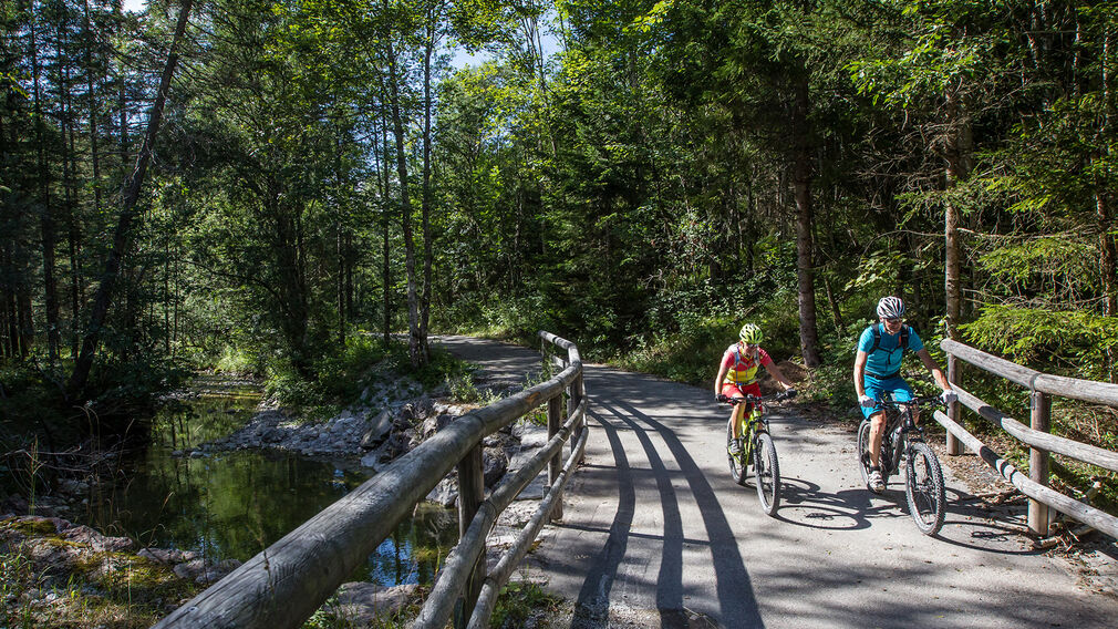 zwei Mountainbiker - unterwegs auf der Rotwandalm in Richtung Bächental und Sylvensteinstausee