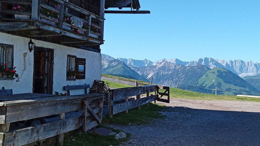 die Rotwandhütte unterhalb des Juifen