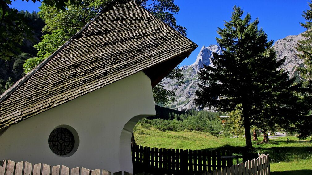 Das Falzthurntal im Naturpark Karwendel zeigt sich im Sommer von seiner schönsten Seite: Hohe, schroffe Berge ragen empor, umgeben von bunten Wiesen und malerischen Waldlandschaften.