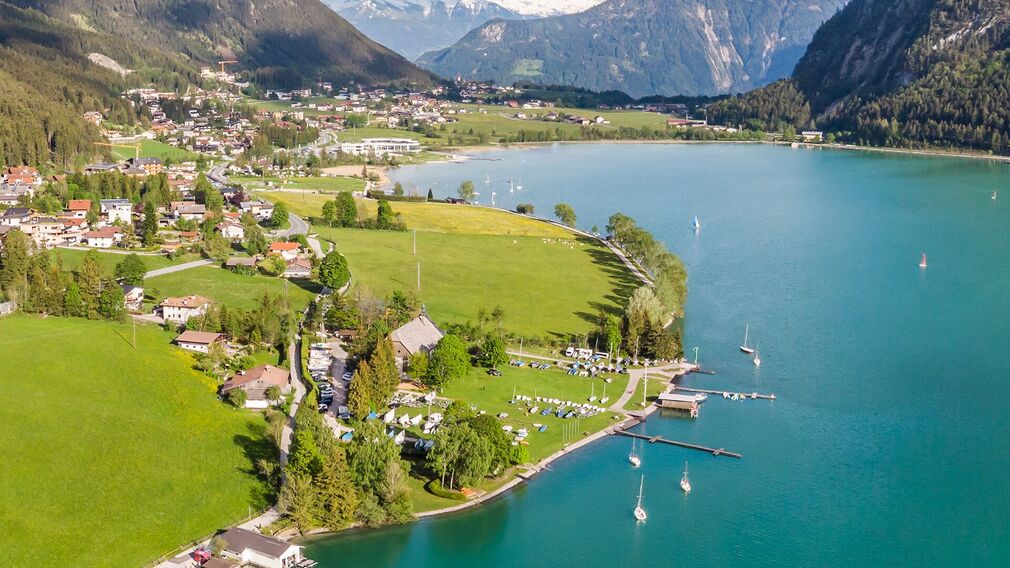 laufen in Maurach - unterwegs am Seeufer bei Buchau - im Hintergrund Schiffs