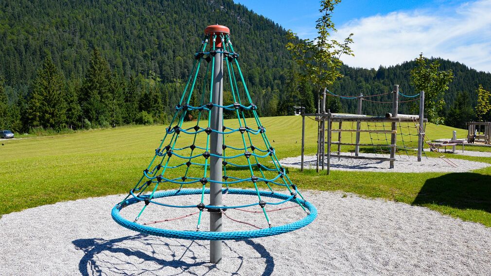 der Spielplatz in Steinberg befindet sich direkt neben der Pfarrkirche und dem Gemeindeamt