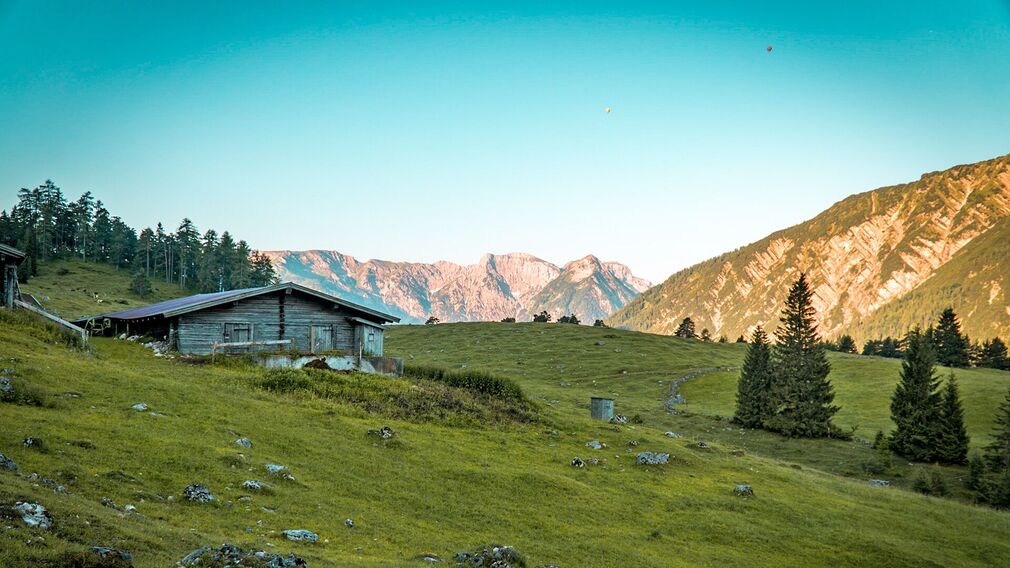 Blick auf Achenseehof Kapelle vom Forstweg Richtung Kotalm