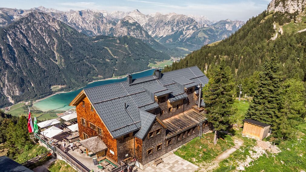 Erfurter Hütte am Rofan mit Blick zum Achensee