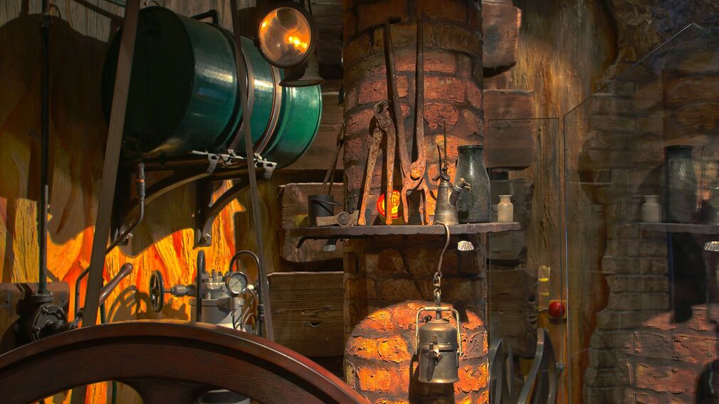 Der Eingangsbereich des Museums Tiroler Steinöl Vitalberg ist einem Stollen nachempfunden.