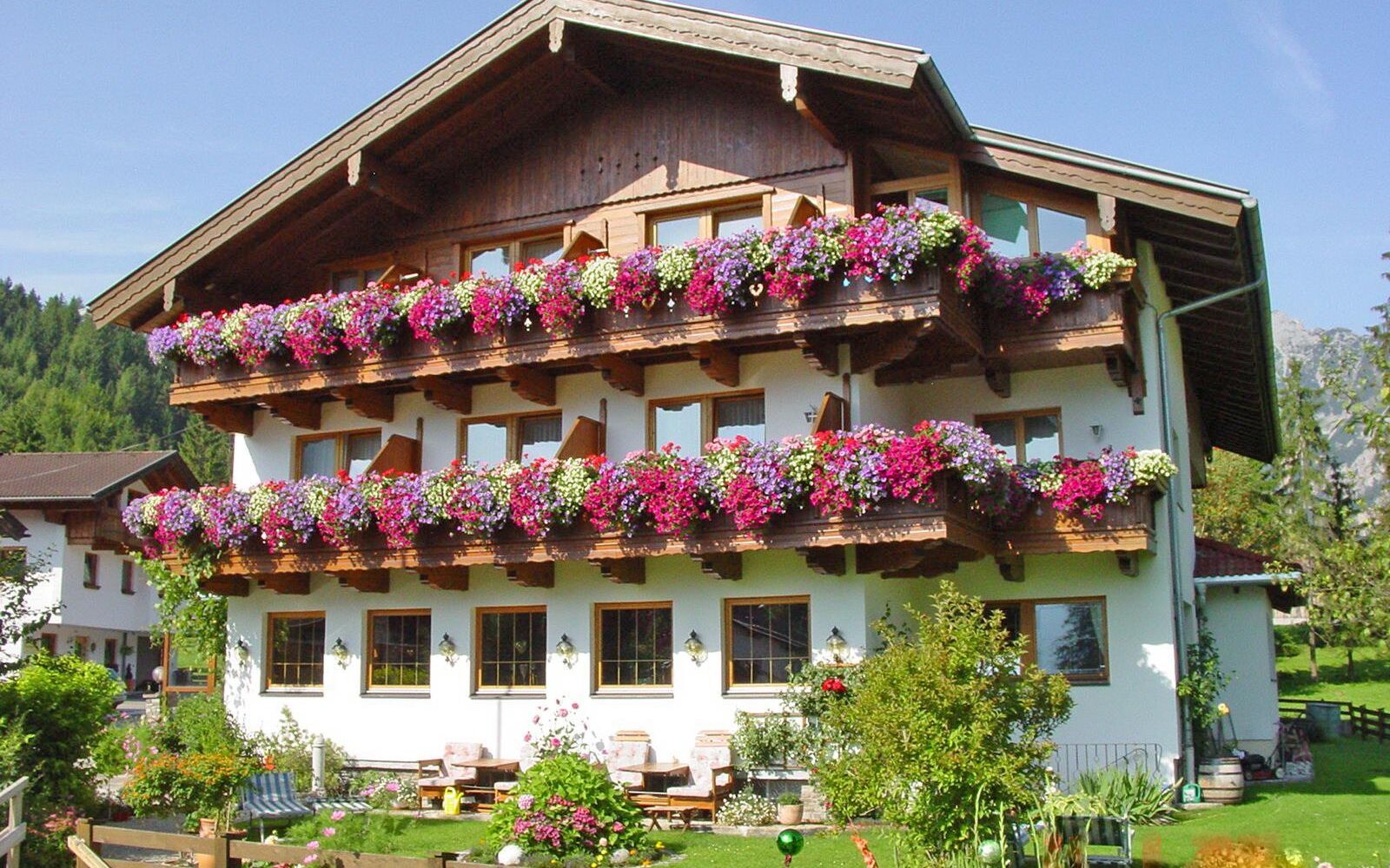 Gasthaus Golfvilla - Außenansicht Sommer