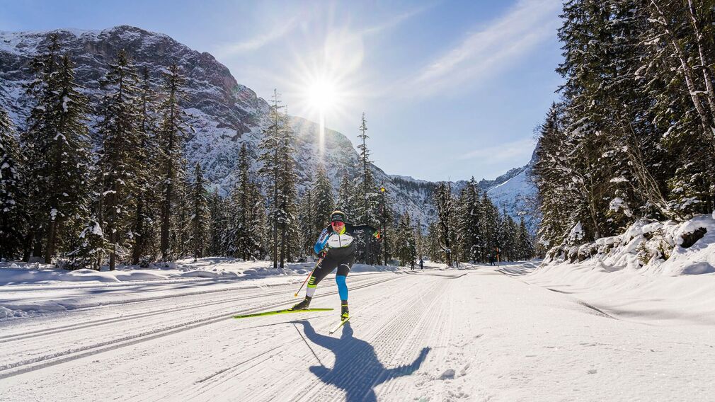 Langlaufen in Achenkirch - Seeloipe Oberautal - im Hintergrund der Alpen Caravan Park Achensee