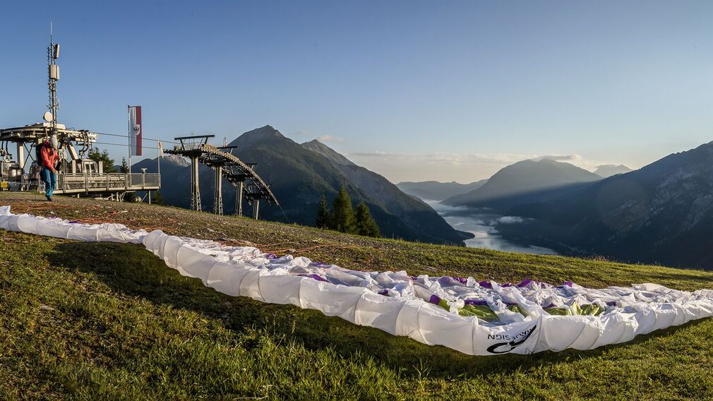 Zwölferkopf – beliebter Startplatz für Paragleiter mit Blick auf Achensee, Karwendel und Rofan.