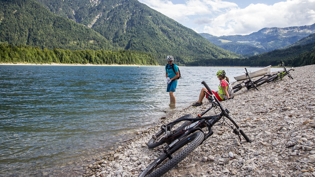 zwei Mountainbiker - unterwegs auf der Rotwandalm in Richtung Bächental und Sylvensteinstausee