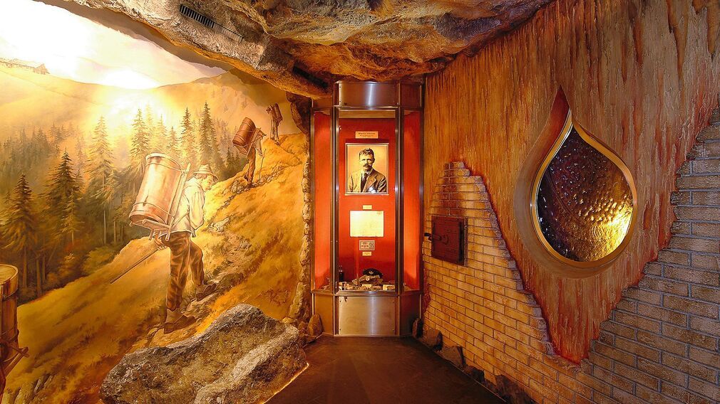 Der Eingangsbereich des Museums Tiroler Steinöl Vitalberg ist einem Stollen nachempfunden.