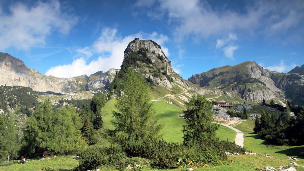 spektakuläre Aussicht vom Adlerhorst auf die Bergstation, das Ebner Joch und das Inntal