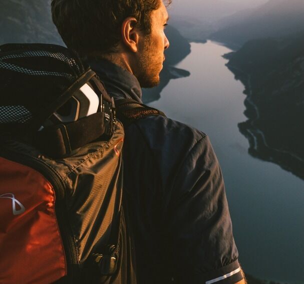 Sonnenaufgang am Bärenkopf (1.991 Meter) im Juni – rosarotes Morgenlicht über Achensee und Karwendel, Gipfel im sanften Farbenspiel.