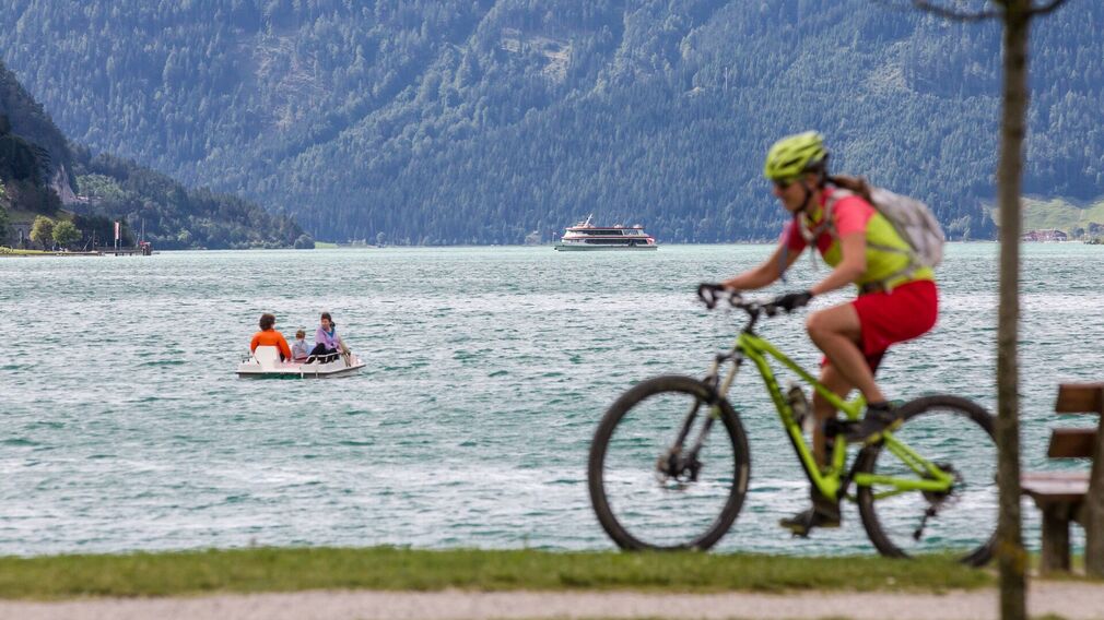 unterwegs am Achenseeradweg - Seeufer in Maurach