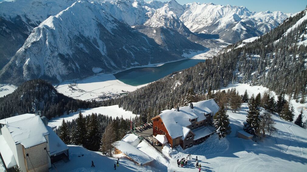 Erfurter Hütte am Rofan mit Blick zum Achensee