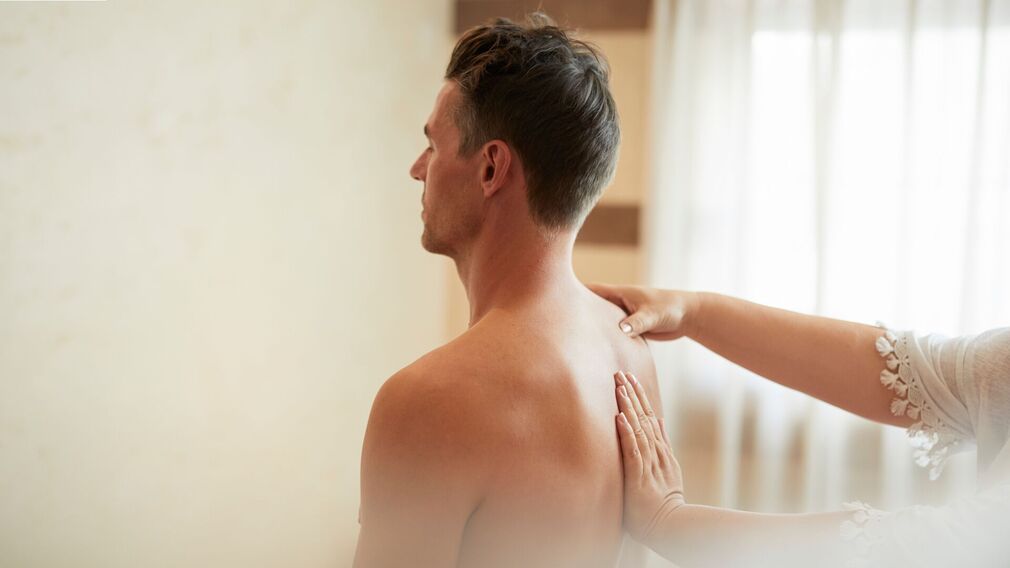 Wohltuende Entspannungsmassage mit warmen Steinen – sanfte Griffe und tiefe Wärme für pure Ruhe und Erholung.