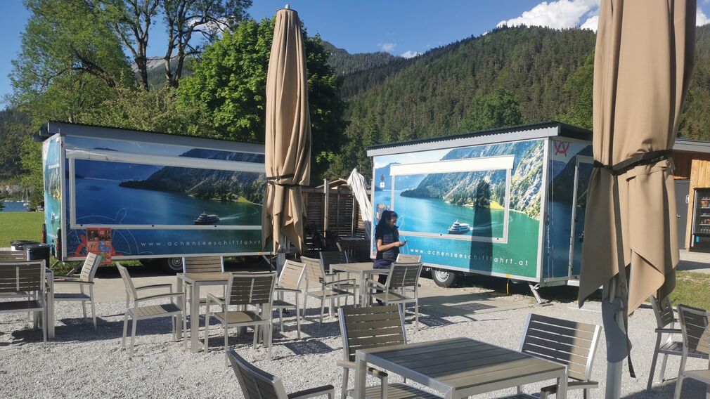 2 food trucks are located at the Achenseehof bathing beach opposite the shipping pier