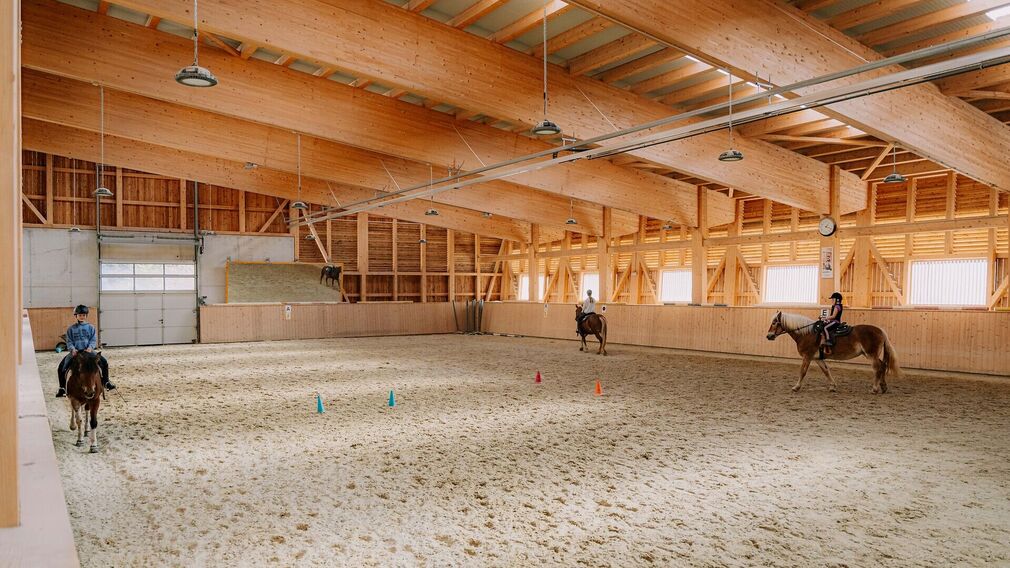 die neu gestaltete helle und moderne Reithalle des Familienresort Buchau