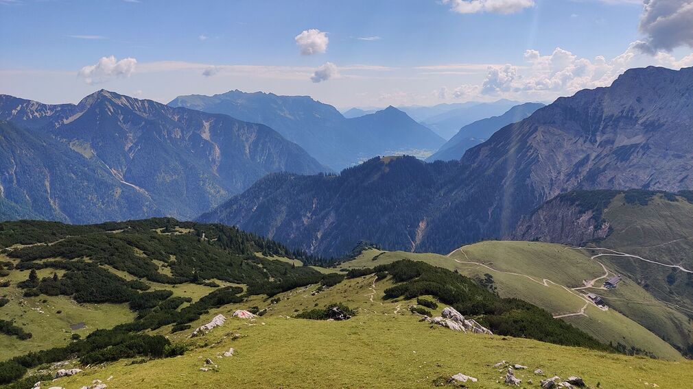 die urige Plumsjochhütte auf 1.630 Meter Seehöhe