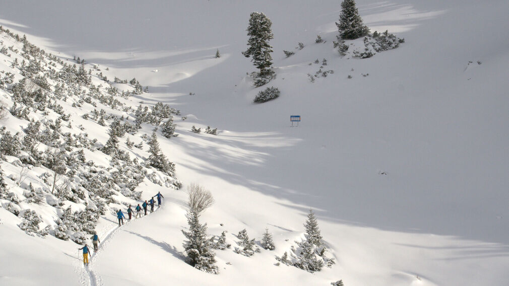 Winter sports enthusiasts can find important information about avalanches on the Rofan avalanche educational trail Rofan.