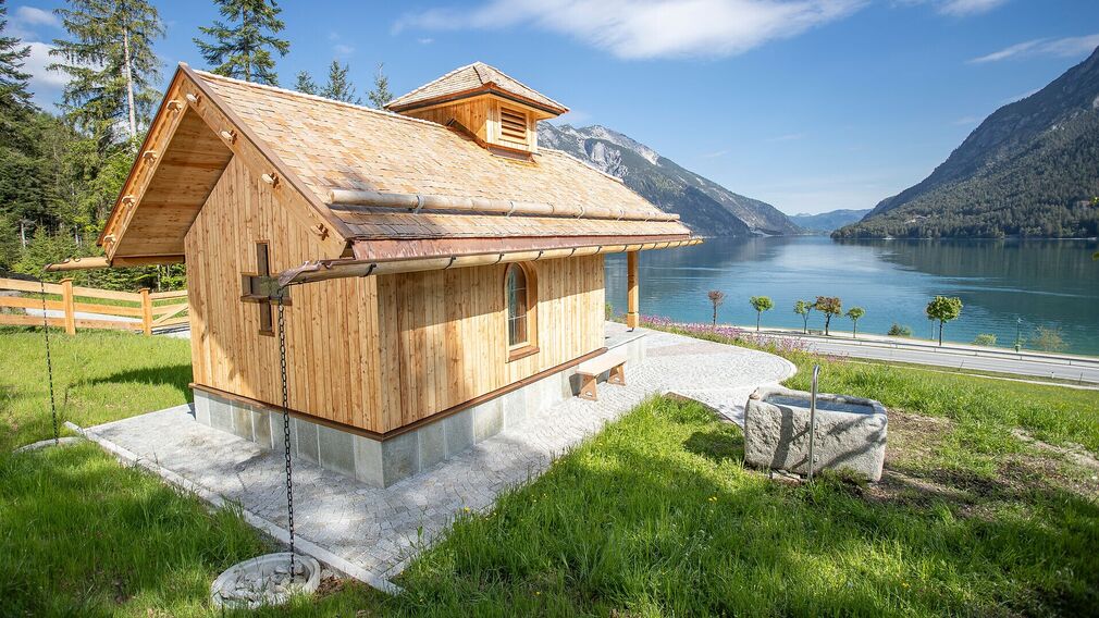 Von der Kapelle aus hat man einen wunderschönen Blick auf den Achensee.