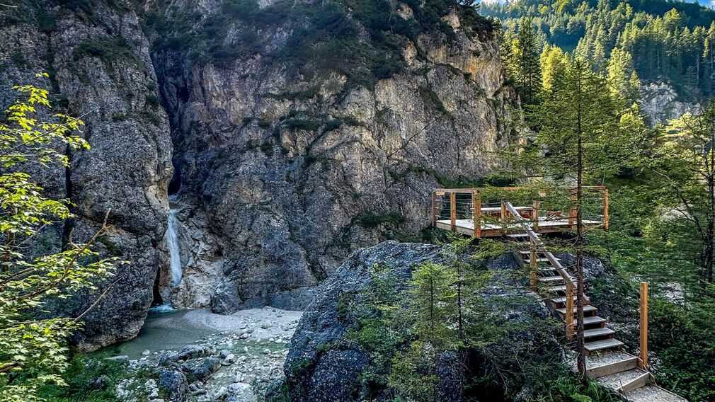 Kraftplatz mit Blick zum dreifachen Wassserfall