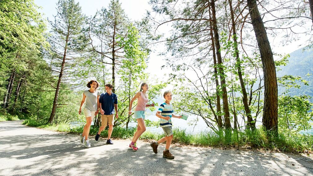Achensee-Maskottchen Wusel Wassergeist mit Schneemann