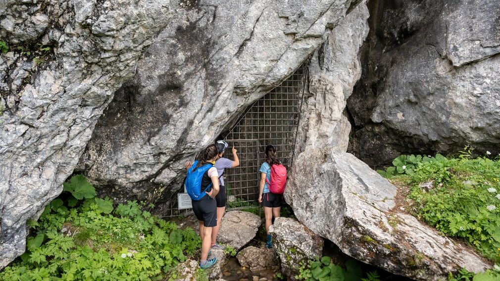 Raetische Inschriften - zwei Bergsteiger entdeckten sie 1957 in einer nach Norden offenen Höhle unterhalb des Schneidjoch