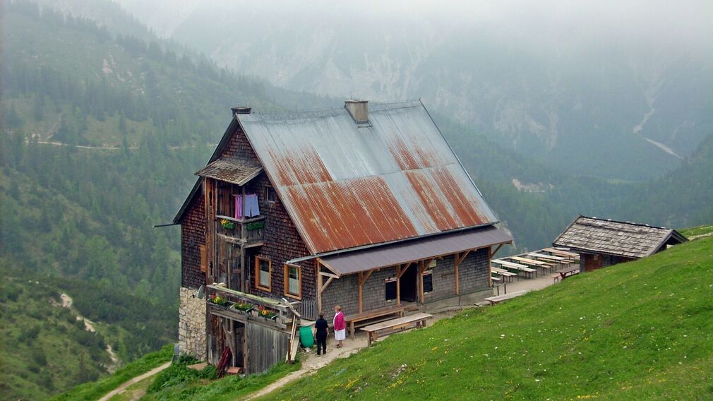 die urige Plumsjochhütte auf 1.630 Meter Seehöhe