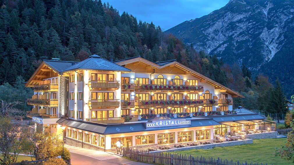 The Verwöhnhotel Kristall in Pertisau offers a wide range of massages and wellness treatments.