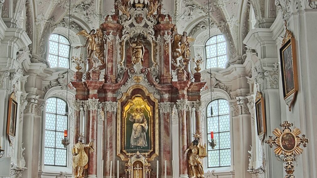 winterliche Ansicht von Eben und der Notburgakirche mit dem Notburga Museum (links von der Kirche)