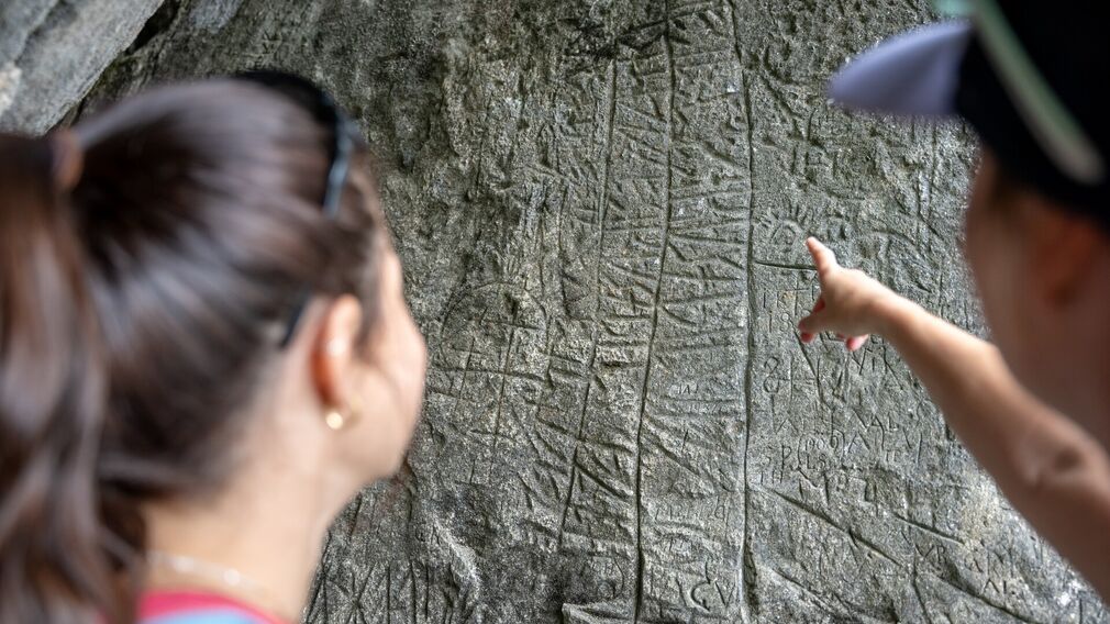 Raetische Inschriften - zwei Bergsteiger entdeckten sie 1957 in einer nach Norden offenen Höhle unterhalb des Schneidjoch