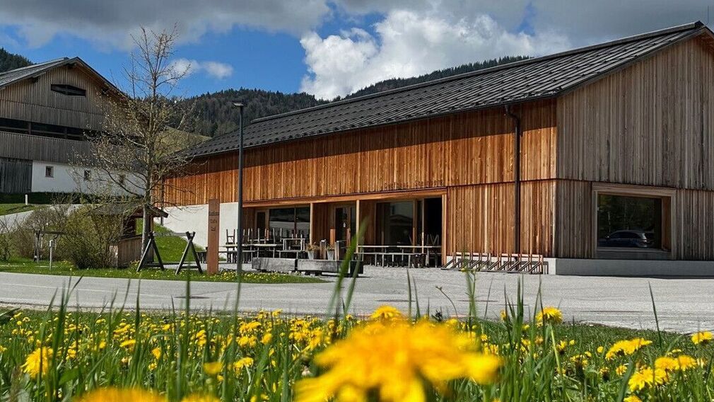 Blick zur Kirche aus der Dorfhaus Gaststube