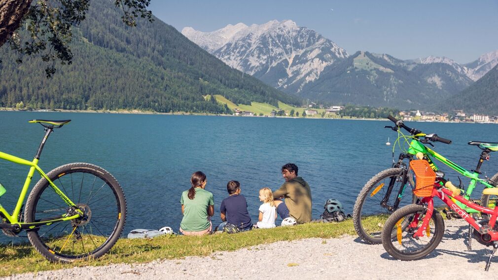 unterwegs am Achenseeradweg - Seeufer in Maurach