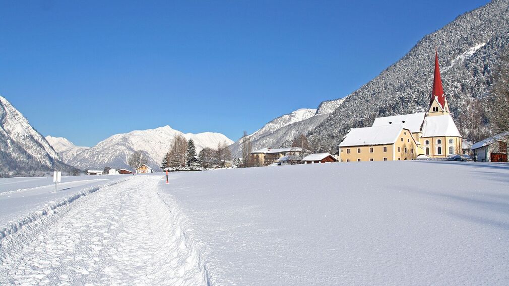 Winterwanderweg bei der St. Notburgakirche