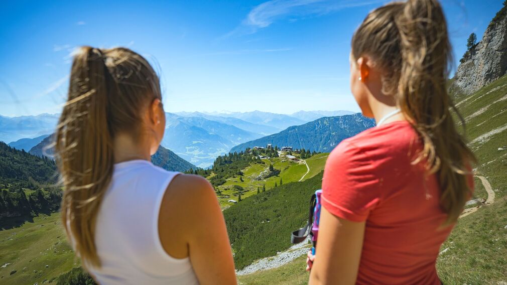 spektakuläre Aussicht vom Adlerhorst auf die Bergstation, das Ebner Joch und das Inntal