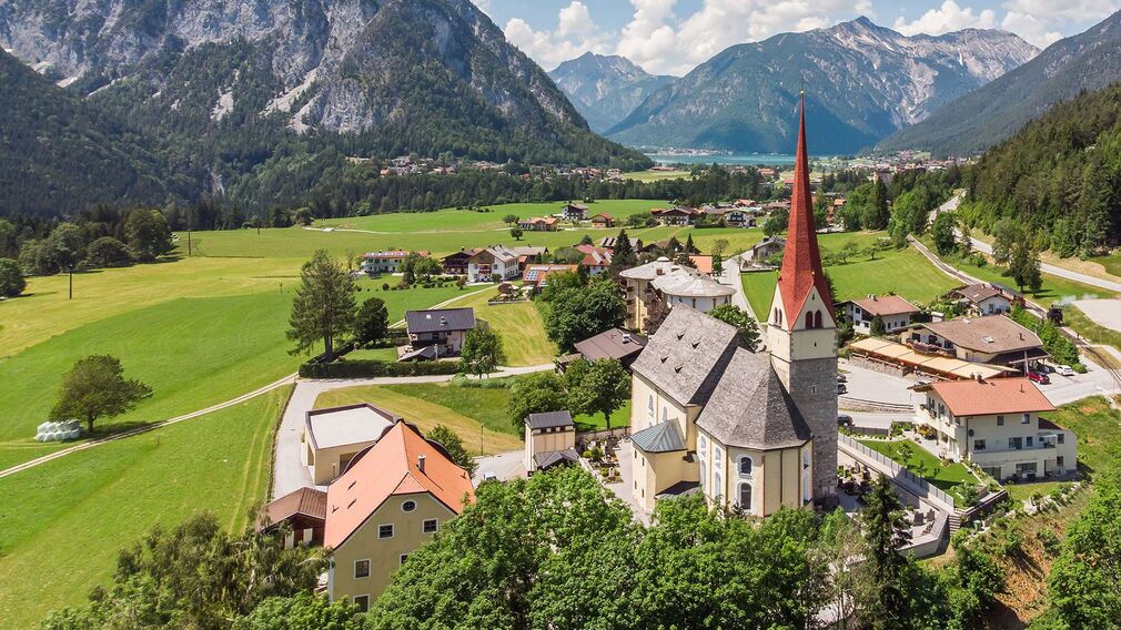 St. Notburgakirche in Eben mit Blick zum Achensee